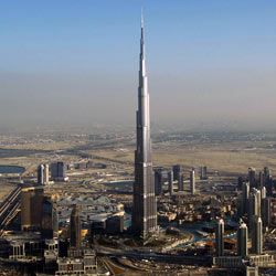 2010年，两名男子被允许从世界上最高的建筑迪拜哈利法塔(Burj Khalifa Tower)跳下。＂border=