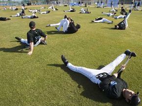 多伦多蓝鸟队热身在一年一度的春季训练在佛罗里达州。”width=