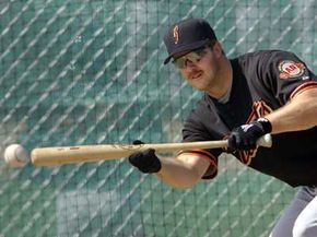 旧金山巨人队的二垒手杰夫·肯特短打球在2001年春季训练在斯科茨代尔,亚利桑那州。”width=