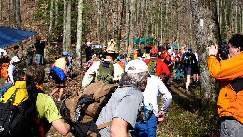 Los participantes se alinean al comienzo de los maratones de Barkley en las tierras salvajes de Tennessee.  Wikimedia Commons (CC BY 2.0)