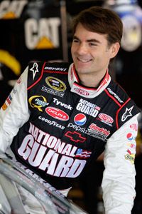 NASCAR明星司机杰夫·戈登（Jeff Gordon）开始了他的职业赛车侏儒汽车。“border=