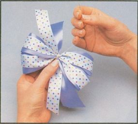 Sew the bow together.