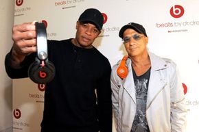 Dre和Jimmy Iovine博士炫耀他们的耳机。“width=