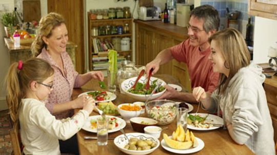 What are the benefits of family dinner time?