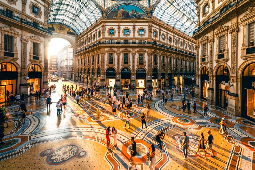 crowd-of-people-in-galleria-vittorio-emanuele-ii-at-royalty