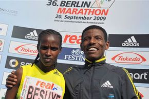 埃塞俄比亚选手Haile Gebrselassie(右)和Atsede Habtamu Besuye(左)在赢得2009年9月20日星期日在德国柏林举行的第36届柏林马拉松比赛后摆出姿势。＂width=