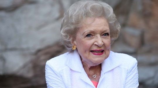 向贝蒂·怀特（Betty White）的致敬，电视先驱“border=