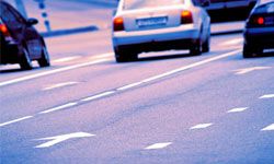 汽车在高速公路上”border=