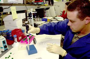 炭疽的测试设备,由Tetracore, Inc .)提供了一个现场筛选的生物威胁如炭疽、蓖麻毒素和肉毒杆菌毒素。”border=