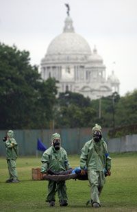 印度士兵受伤的人转移到紧急治疗中心在模拟演习在发生化学和生物恐怖袭击,2008年4月17日,在加尔各答。”border=