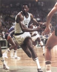 威尔特·张伯伦（Wilt Chamberlain）获得了100,000美元的薪水后，凯尔特人（Celtics）向罗素（Russell）提供了100,001美元。查看更多篮球图片。“width=