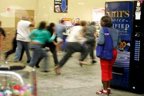 购物者冲过迈阿密沃尔玛的门，因为它在2005年的黑色星期五在黑色星期五开放。“border=