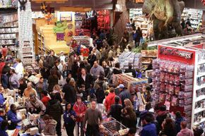 2006年黑色星期五，纽约玩具反斗城商店里挤满了购物者。“border=