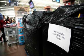 在纽约的阿普兰，一些胆大的消费者提前撕开了包裹在塑料里的黑色星期五特价商品“border=