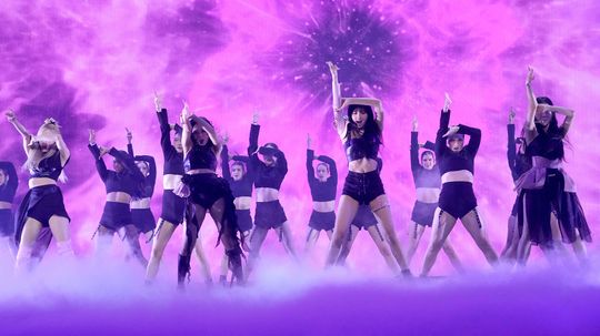 从BTS BLACKPINK:韩国流行音乐如何18新利最新登入接管了音乐的世界”border=