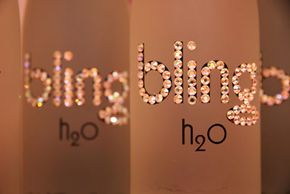 Bling H20——新的(昂贵的)瓶装水。但过多的这些可能会导致麻烦。参见世界粮食记录图片。＂width=