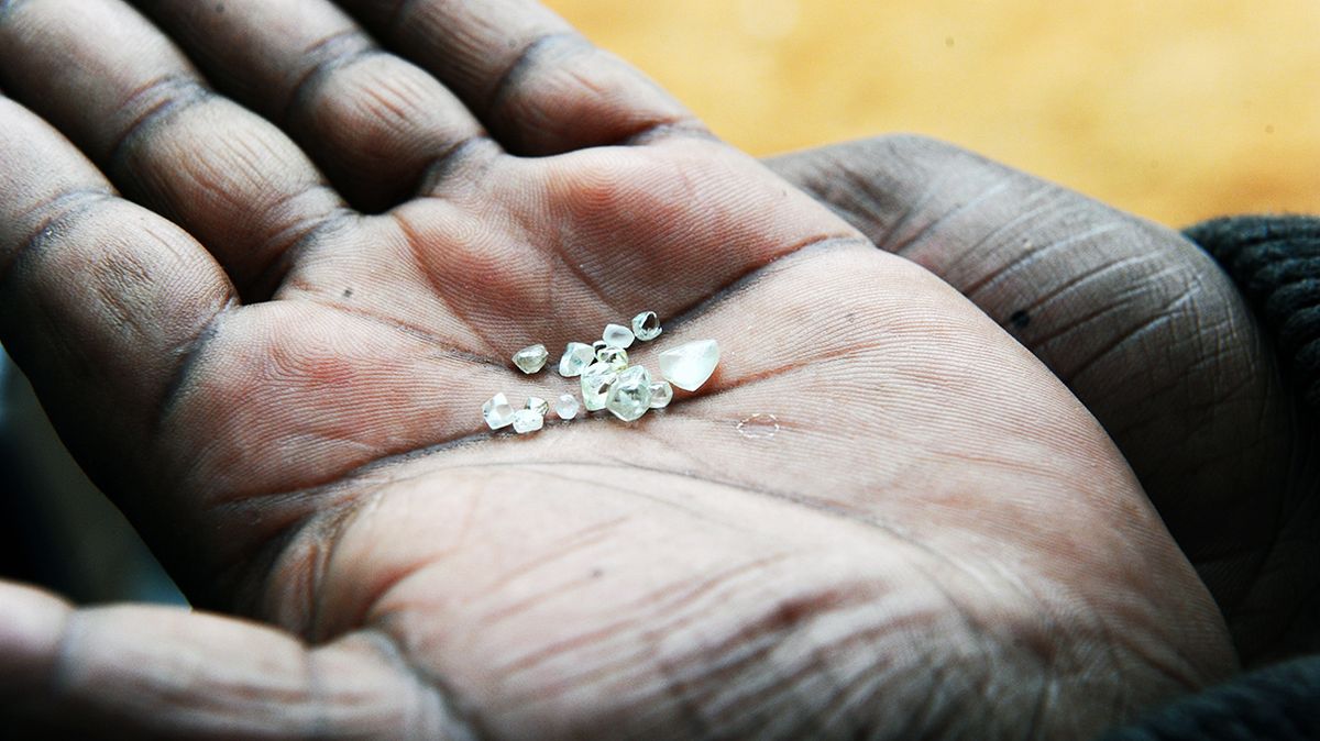  De Beers sees threat of blood diamonds - January 18, 2001