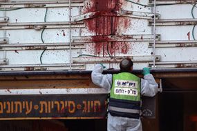 以色列迪莫纳自杀式爆炸后，高速飞溅的血迹＂border=