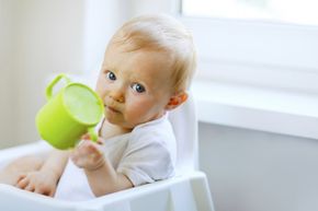 别这样，宝贝。别把杯子掉在地上。别，你一定会这么做的，对吧?＂width=