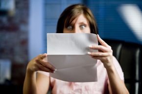 她刚刚发现《国际超大指甲杂志》实际上是不合法的——他们希望她支付出版费用。＂width=