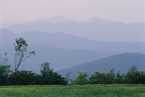 从北卡罗来纳州皮斯加国家森林的Blue Ridge Parkway向西看。当徒步旅行者约翰（John）和艾琳·布莱恩特（Irene Bryant）在远足后失踪时，这种宁静的环境成为犯罪现场。“width=