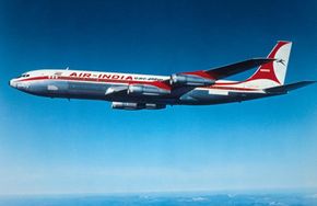 波音707是一种客机，最早开发于20世纪50年代。它是最早在商业上取得成功的客机之一。查看更多飞行图片。＂width=