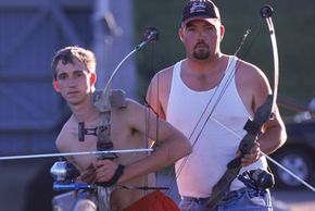 这两个即将开始为鲤鱼与复合弓箭bowfishing Gavin点大坝的底部在密苏里河。”width=
