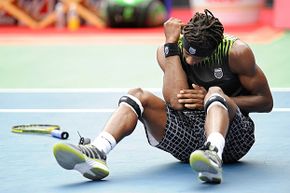 2010年，在日本的一场男子单打决赛中，法国选手盖尔·蒙菲尔斯(Gael Monfils)在与西班牙选手拉斐尔·纳达尔(Rafael纳达尔)的比赛中摔倒后检查了肘部。除了网球以外，你还可能在其他活动中患上网球肘。＂border=