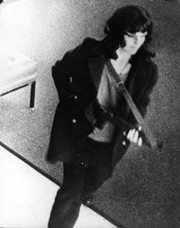Η Patty Hearst στην κάμερα παρακολούθησης