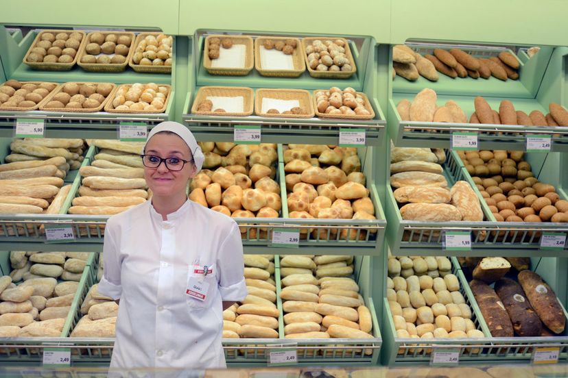 2017年，意大利连锁超市Esselunga在罗马开设了第一家店，一名销售人员站在面包店区。那里备有各种各样的面包。西蒙娜·格拉纳蒂/柯比斯，盖蒂图片社＂width=
