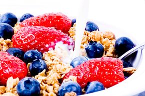 新鲜水果是一种健康、高纤维的早餐食新利国际网站品牌官网品。看到更多的水果的照片。”width=