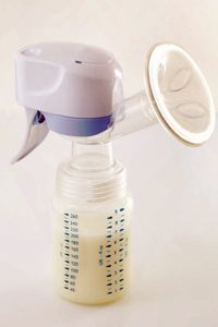 Manual breast pump