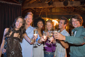 策划一场婚礼送礼会可能看起来很复杂，但它18新利最新登入实际上只是你、新娘、新郎以及他们最好的朋友和家人的一次聚会。＂width=