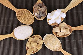 Spoons with brown and white sugar varieties