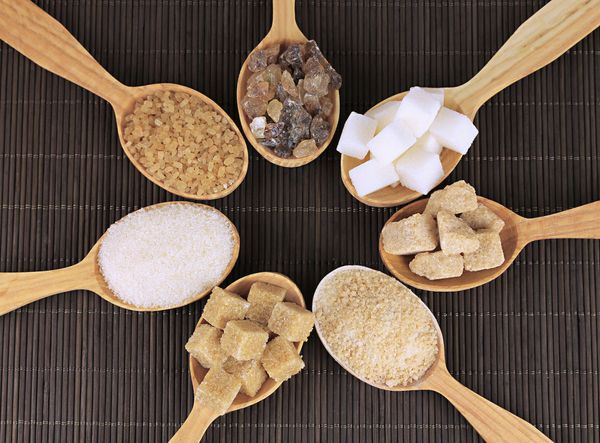 Spoons with brown and white sugar varieties