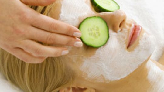 Are cucumbers a natural moisturizer for eyes?