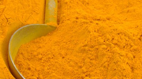 How does curcumin benefit skin?