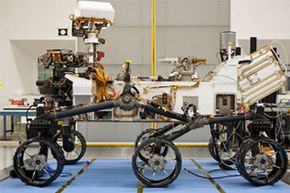 这就是美国宇航局最新无畏的火星探测器。“好奇号”大约有一辆小型SUV那么大，它装备齐全，可以在火星上的盖尔陨石坑游览。查看火星登陆的图片。＂width=