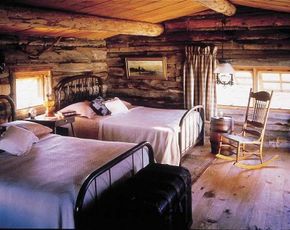 20 Rustic Cabin Bedroom Decor Ideas for a Small Room - Romanticizing Rachel