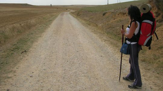 沿着朝圣者埃尔·卡米诺·德·圣地亚哥（El Camino de Santiago）的道路走“border=