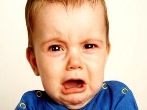 悲伤的孩子”width=