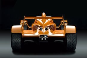 Caparo T1的后视图突出了用于创建路线压制的机翼。“border=