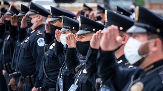 美国国会大厦警察高度警惕以保护国会和民主“border=