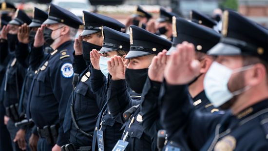 美国国会警察高度戒备，保护国会和民主＂class=
