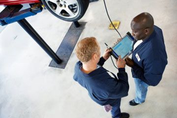 mechanics using car diagnostic computer