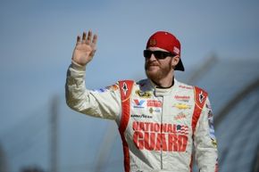 你不认为Dale Earnhardt Jr.知道这个税收问题的答案吗?＂width=