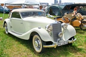 A Mercedes-Benz 320 from 1939 is shown.