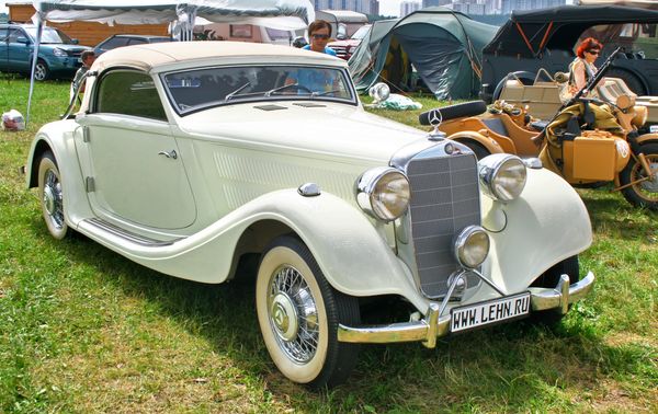 A Mercedes-Benz 320 from 1939 is shown.