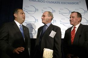 董事长兼首席执行长Richard Sandor博士(中)的芝加哥气候交易所,与美国能源部长斯宾塞亚伯拉罕(左)和芝加哥市长理查德·戴利在芝加哥气候交易所的2003年首次拍卖津贴。”border=