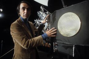 卡尔·萨根(Carl Sagan)在记者招待会上发表了他对旅行者金唱片(Voyager Golden Records)的看法，这两艘旅行者号宇宙飞船上都有这张唱片。＂border=